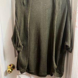 cropped short sleeve, cardigan, knitted material.